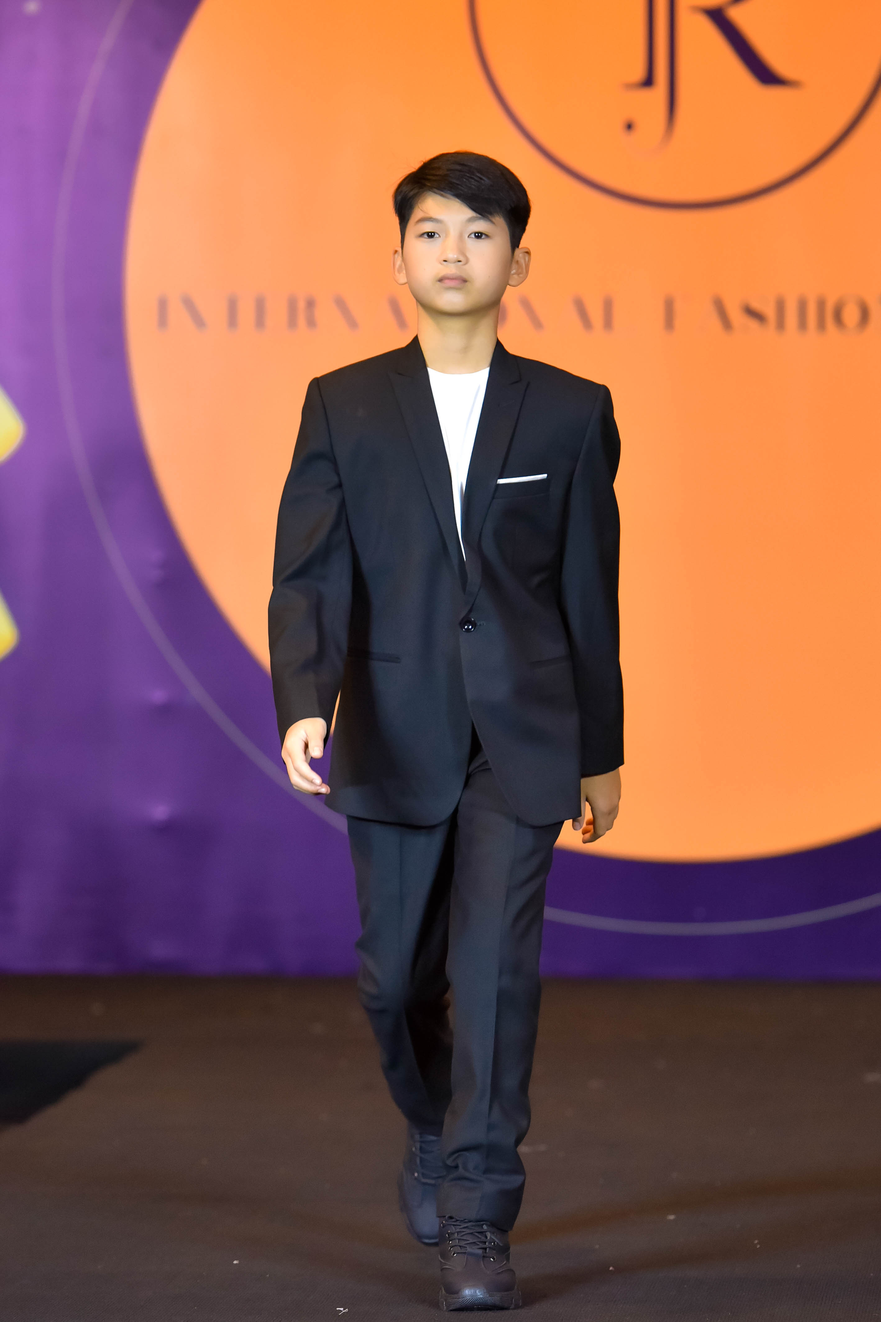 Mẫu vest nam trên sàn runway